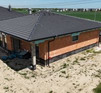 4-izbový rodinný dom s garážou v tichej lokalite Bernolákova, Hájna - Rodinný dom v Bernolákove s tehlovou fasádou a tmavou strechou.