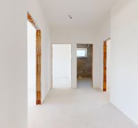 4-izbový rodinný dom s garážou v tichej lokalite Bernolákova, Hájna - Chodba v Rodinnom dome s bielymi stenami a svetlou podlahou s dreveným dekorom.
