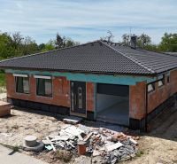 4-izbový rodinný dom s garážou v tichej lokalite Bernolákova, Hájna - Rodinný dom v Bernolákove vo fáze výstavby s okolím v upravovanom stave.