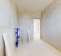 4-izbový rodinný dom s garážou v tichej lokalite Bernolákova, Hájna - Nedokončený interiér s betónovými stenami a prvkami pre sanitárne zariadenie v rodinnom dome.