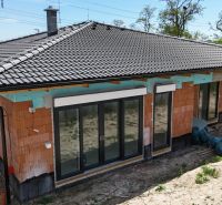 4-izbový rodinný dom s garážou v tichej lokalite Bernolákova, Hájna - Rodinný dom v Bernolákove vo výstavbe s keramickou strechou a francúzskymi oknami.