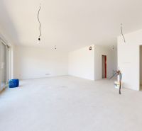 4-izbový rodinný dom s garážou v tichej lokalite Bernolákova, Hájna - Rozostavaný interiér rodinného domu s veľkými oknami a priestrannou miestnosťou.