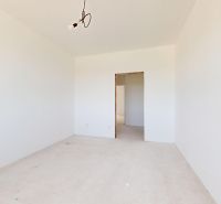 4-izbový rodinný dom s garážou v tichej lokalite Bernolákova, Hájna - Interiér rodinného domu s prázdnou miestnosťou a betónovou podlahou.
