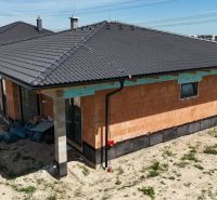 4-izbový rodinný dom s garážou v tichej lokalite Bernolákova, Hájna - Rodinný dom v Bernolákove s tehlovým exteriérom a čiernou šikmou strechou.