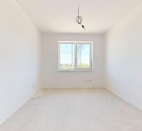 4-izbový rodinný dom s garážou v tichej lokalite Bernolákova, Hájna - Prázdna izba s bielymi stenami, biely strop, jednookenný výhľad v rodinnom dome.