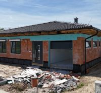 4-izbový rodinný dom s garážou v tichej lokalite Bernolákova, Hájna - Rodinný dom v Bernolákove vo fáze výstavby, s hromadou stavebného odpadu.