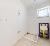 4-izbový rodinný dom s garážou v tichej lokalite Bernolákova, Hájna - Nedokončená kúpeľňa v rodinnom dome s prípravou na inštalácie a oknom na stene.