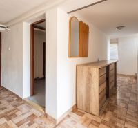 Predaj rodinného domu Piešťany - Interiér rodinného domu so skrinkou a zrkadlom, podlaha s dreveným dekorom.
