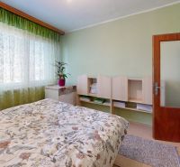 Štvorizbový byt  85 m2 s garážou a záhradou, Hlboké - okres Senica - Spálňa v 4-izbovom byte so zelenými závesmi a vzorovaným prádílom.