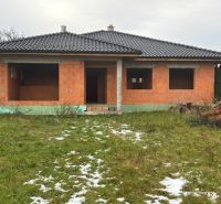 NOVOSTAVBA  - Rozostavaný bungalov v obci Dúbravka - Nedokončený rodinný dom v Dúbravke, s čiernou strechou a prázdnymi oknami, v zimnej záhrade.