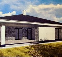 NOVOSTAVBA  - Rozostavaný bungalov v obci Dúbravka - Rodinný dom v Dúbravke s plochou strechou, terasou a okolitou zeleňou.