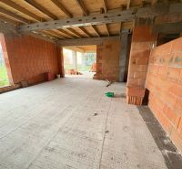 NOVOSTAVBA  - Rozostavaný bungalov v obci Dúbravka - Nedokončený rodinný dom v Dúbravke s dreveným stropom a tehlovými stenami.
