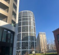 PRENÁJOM vnútorné parkovacie státie v garáži Sky Park – Tower 3 - Výškové budovy a zeleň medzi garážami na Továrenskej ulici v Bratislave.