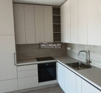 Predaj, jednoizbový byt Bratislava Staré Mesto, Bott... - Kuchyňa v 1-izbovom byte s bielymi skrinkami a podlahou s dreveným dekorom.
