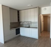 Predaj, jednoizbový byt Bratislava Staré Mesto, Bott... - Kuchyňa vo svetlých odtieňoch s podlahou s dreveným dekorom v 1-izbovom byte.