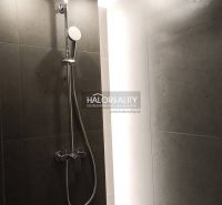 Predaj, jednoizbový byt Bratislava Staré Mesto, Bott... - Kúpeľňa s toaletou v 1-izbovom byte; sprchovací kút a radiátor.