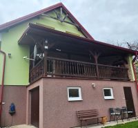 Poschodový rodinný dom v  obci Klokočov okr. Michalovce - Rodinný dom v Klokočove s krytou terasou, zeleňou a vonkajším nábytkom.