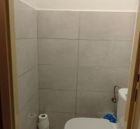 HZ27 -Na predaj 2-izbový kompletne zrekonštruovaný byt v Komárne - Kúpeľňa so záchodom a dlažbou v 2-izbovom byte.