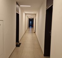 Exkluzívne 2 izbový byt POPRAD Karpatská, s garaž. st., balkón, 58 m2 - Chodba v 2-izbovom byte s jednoduchým interiérom a dlažbou na podlahe.