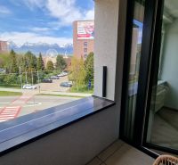 Exkluzívne 2 izbový byt POPRAD Karpatská, s garaž. st., balkón, 58 m2 - Výhľad z 2-izbového bytu na Karpatskej ulici v Poprade so zasneženými horami v pozadí.