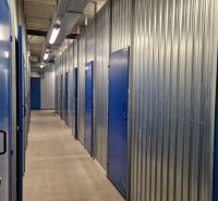 Exkluzívne 2 izbový byt POPRAD Karpatská, s garaž. st., balkón, 58 m2 - Úložné priestory s modrými dverami a oceľovými stenami v 2-izbovom byte.