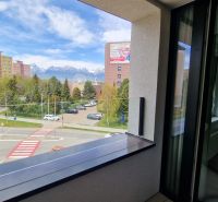 Exkluzívne 2 izbový byt POPRAD Karpatská, s garaž. st., balkón, 58 m2 - Výhľad z 2-izbového bytu na Tatry na Karpatskej ulici v Poprade.
