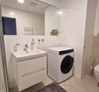 Exkluzívne 2 izbový byt POPRAD Karpatská, s garaž. st., balkón, 58 m2 - Kúpeľňa v 2-izbovom byte s práčkou, sprchou a umývadlom.