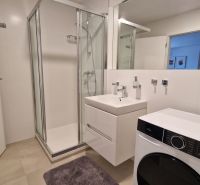 Exkluzívne 2 izbový byt POPRAD Karpatská, s garaž. st., balkón, 58 m2 - Kúpeľňa v 2-izbovom byte so sprchovým kútom, umývadlom a práčkou.