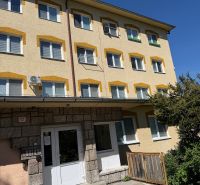 Ponúkame na prenájom 1 izbový byt v Handlovej - Bytová jednotka na Lipovej ulici v Handlovej, ideálna na 1-izbový byt.