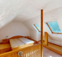 (1.692 m²) RYBIA FARMA S CHATOU V SRDCI PRÍRODY - Podkrovná spálňa v rodinnom dome so strešnými oknami a podlahou s dreveným dekorom.