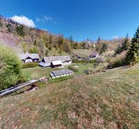 (1.692 m²) RYBIA FARMA S CHATOU V SRDCI PRÍRODY - Rodinný dom v Hnilčíku, ulica Hnilčík, obklopený lesmi a kopcami.