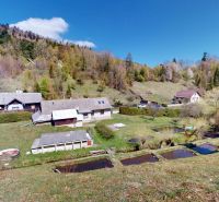 (1.692 m²) RYBIA FARMA S CHATOU V SRDCI PRÍRODY - Exteriér rodinného domu v Hnilčíku s trávnatým pozemkom a okolitou prírodou.