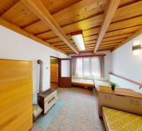 (1.692 m²) RYBIA FARMA S CHATOU V SRDCI PRÍRODY - Interiér rodinného domu s dreveným stropom a nábytkom s dreveným dekorom.
