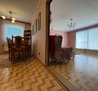 !!! VYZÁLOHOVANÉ !!! PREDAJ - RODINNÝ DOM ZLATÉ MORAVCE - Interiér rodinného domu s dreveným dekorom podlahy a oddelenou jedálňou a obývačkou.