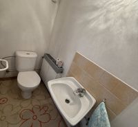 !!! VYZÁLOHOVANÉ !!! PREDAJ - RODINNÝ DOM ZLATÉ MORAVCE - Kúpeľňa v rodinnom dome s toaletou, umývadlom a kobercovým dekorom.