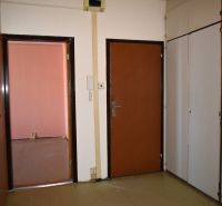  REZERVOVANÉ 3-izbový byt s balkónom na sídlisku Juh - Vstupná chodba v 3-izbovom byte s dvomi dverami a úložným priestorom.