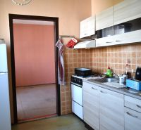 REZERVOVANÉ 3-izbový byt s balkónom na sídlisku Juh - Kuchyňa v 3-izbovom byte s dlaždicovým obkladom a podlahou s dreveným dekorom.