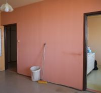  REZERVOVANÉ 3-izbový byt s balkónom na sídlisku Juh - Interiér 3-izbového bytu s farebnými stenami a kuchynskou linkou.