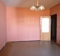  REZERVOVANÉ 3-izbový byt s balkónom na sídlisku Juh - Izba s ružovými stenami a hnedou podlahou v 3-izbovom byte.