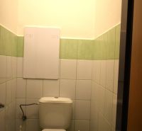  REZERVOVANÉ 3-izbový byt s balkónom na sídlisku Juh - Kúpeľňa so zeleno-bielými obkladmi a toaletou v 3-izbovom byte.