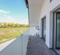 Na predaj 4iz. byt na Banke pri Piešťanoch - Balkón s výhľadom na rieku z 4-izbového bytu, zábradlie zo skla.