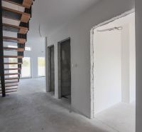 Na predaj 4iz. byt na Banke pri Piešťanoch - Interiér 4-izbového bytu so schodiskom a veľkými oknami, neutrálne farby stien.