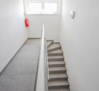 Na predaj 4iz. byt na Banke pri Piešťanoch - Schodisko s jednoduchým zábradlím a oknami v 4-izbovom byte.
