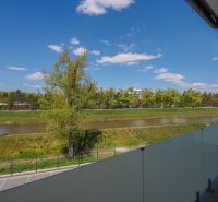 Na predaj 4iz. byt na Banke pri Piešťanoch - Výhľad z balkóna na zeleň a rieku v Banke na Moravanskej ulici.
