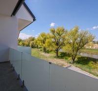 Na predaj 4iz. byt na Banke pri Piešťanoch - Balkón s výhľadom na rieku a zeleň pri Moravanskej ulici v Banke.