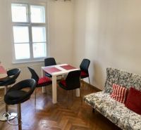 – PRENAJOM – 2 IZBOVÝ – MURGAŠOVA – STARE MESTO  - Obývací priestor v 2-izbovom byte s podlahou s dreveným dekorom a jedálenským stolom.
