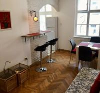 – PRENAJOM – 2 IZBOVÝ – MURGAŠOVA – STARE MESTO  - Obývacia izba s barovými stoličkami, jedálenským stolom a podlahou s dreveným dekorom.