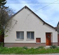 Domček na chalupárčenie s veľkým pozemkom s termál kúpaliskom v obci! - Rodinný dom v Horných Salibách s jednoduchou fasádou a predzáhradkou.