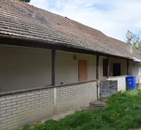 Domček na chalupárčenie s veľkým pozemkom s termál kúpaliskom v obci! - Exteriér rodinného domu v Horných Salibách so sedlovou strechou a tehlovým obkladom.