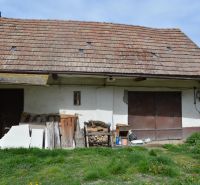 Domček na chalupárčenie s veľkým pozemkom s termál kúpaliskom v obci! - Rodinný dom v Horných Salibách so starou strechou a neudržiavaným vonkajším priestorom.